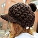 ざっくり編みボタン付きニット帽子 ツバ付き シンプルワンカラー ポンポン レディース カラー：ブラウン